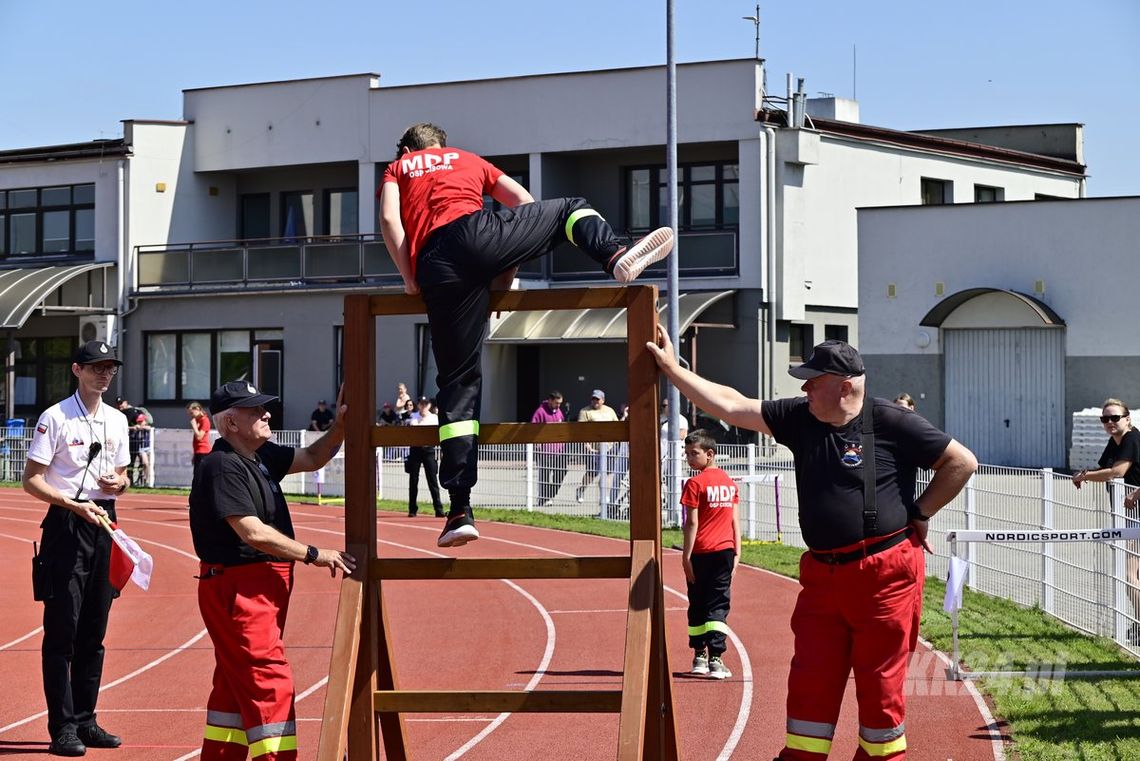 Gminne zawody sportowo-pożarnicze trwają na stadionie Kuźniczka w Kędzierzynie-Koźlu