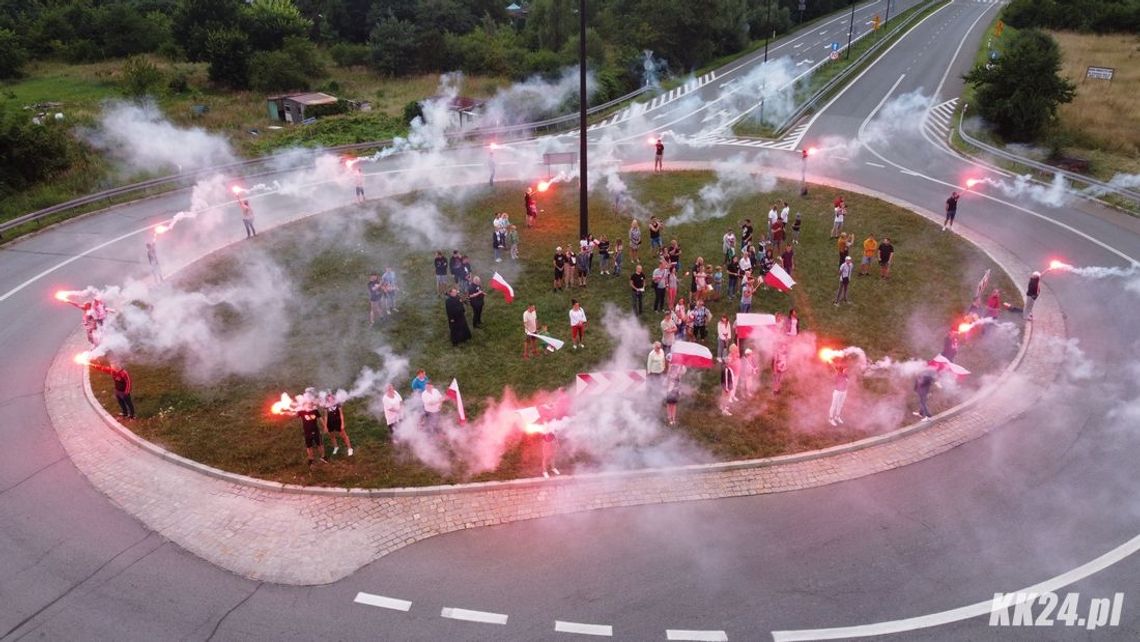 Godzina „W” na rondzie Pileckiego. Mieszkańcy Kędzierzyna-Koźla oddali hołd powstańcom warszawskim. ZDJĘCIA