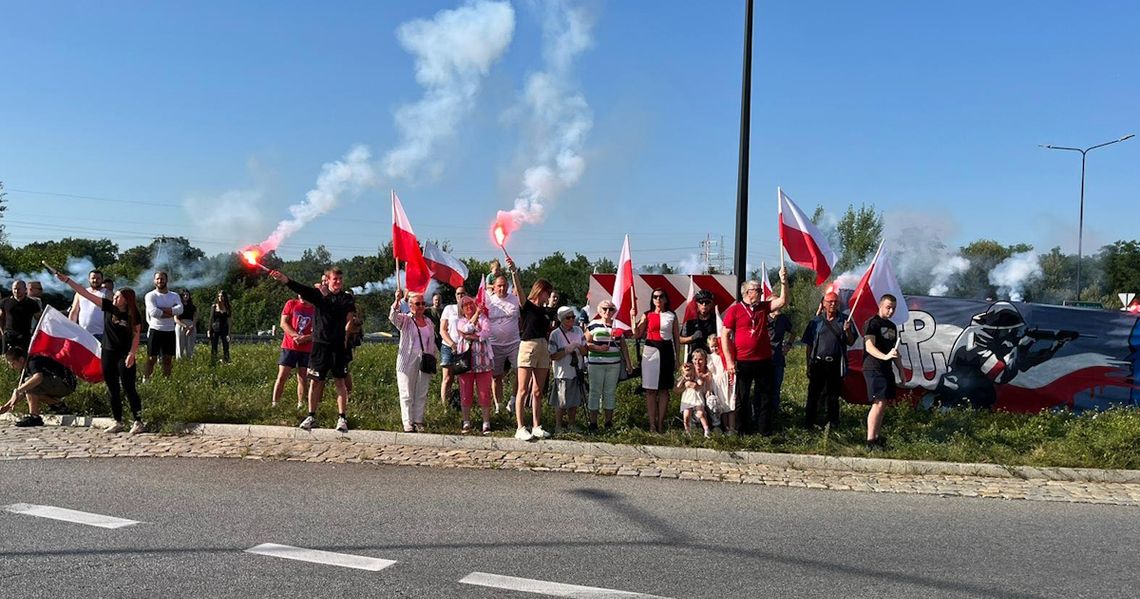 Godzina „W” na rondzie Pileckiego. W 80. rocznicę oddali hołd powstańcom warszawskim. WIDEO