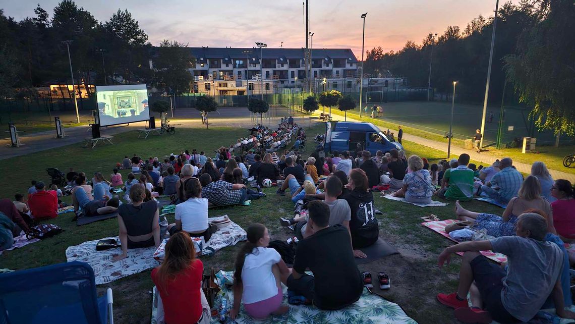 Górka pełna ludzi i seans kinowy pod gwiazdami. Na osiedlu Piastów-Powstańców Śląskich odbyło się kino plenerowe.