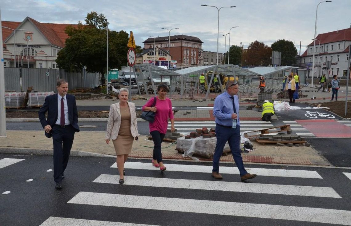 Gospodarski spacer po nowym rondzie. Władze miasta na placu budowy w Śródmieściu. ZDJĘCIA