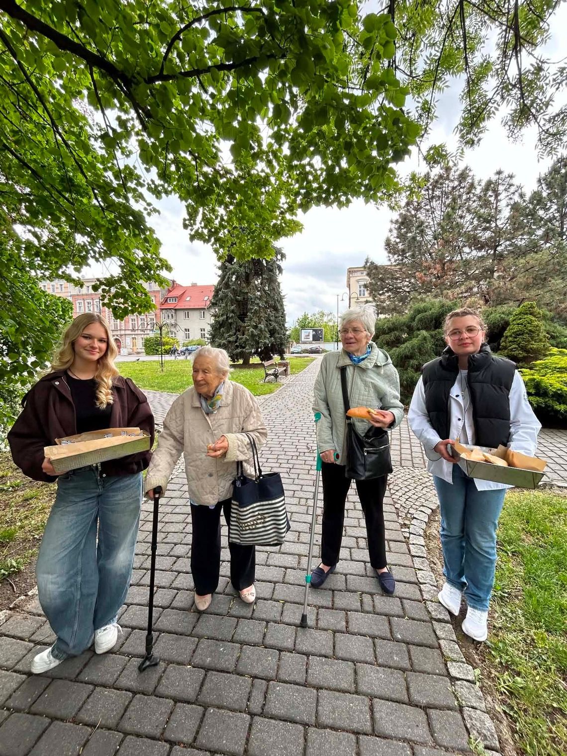 Greckie smaki na ulicach miasta. Uczniowie „Budowlanki” częstowali mieszkańców Greckie smaki na ulicach miasta. Uczniowie „Budowlanki” częstowali mieszkańców