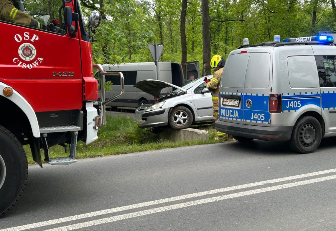 Groźne zdarzenie na Grunwaldzkiej. Peugeot wjechał w betonowy przepust, jedna osoba jest poszkodowana