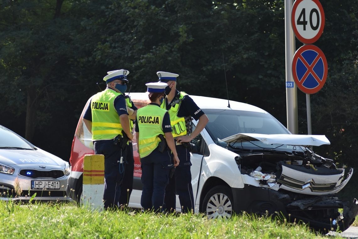 Groźne zderzenie trzech pojazdów przed przejściem dla pieszych na ulicy Gliwickiej. ZDJĘCIA