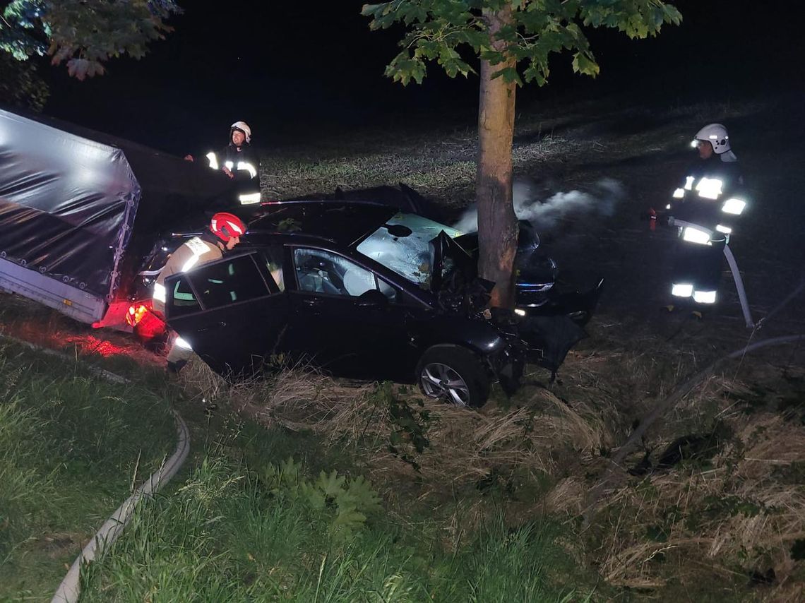 Groźnie wyglądające zdarzenie na drodze krajowej nr 45. Opel wypadł z drogi i uderzył w drzewo