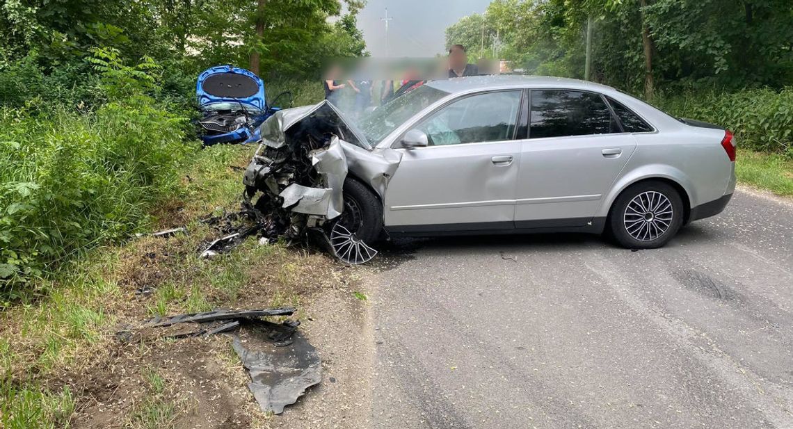 Groźnie wyglądający wypadek na Dębowej. Audi zderzyło się czołowo ze skodą. ZDJĘCIA