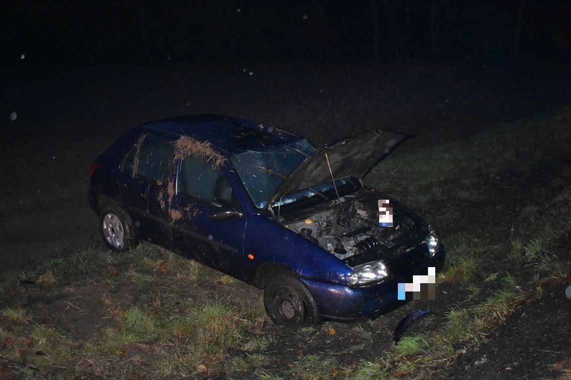 Groźnie wyglądający wypadek na drodze krajowej nr 45. Ford dachował na polu