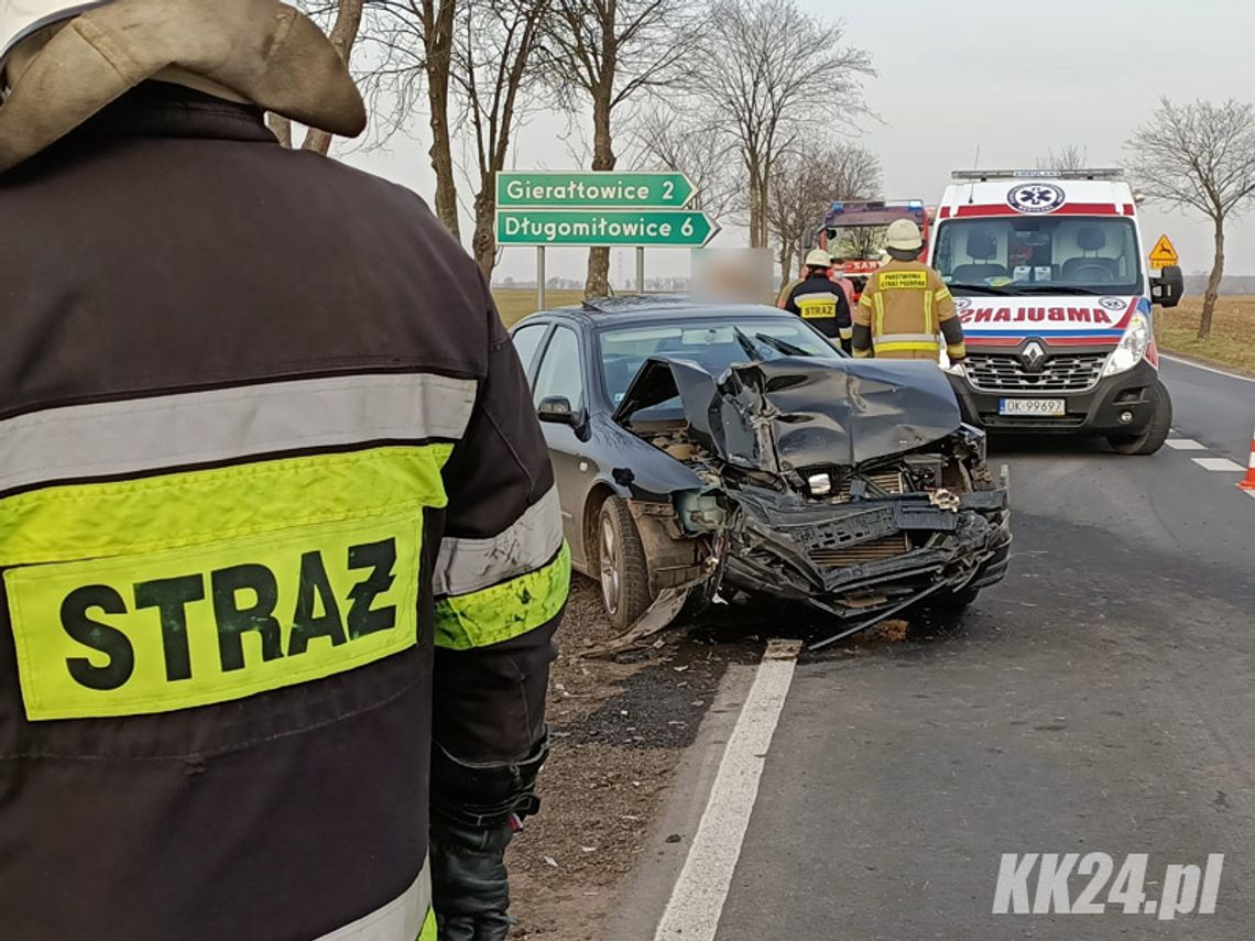 Groźnie wyglądający wypadek na drodze krajowej. Po uderzeniu ford dachował w rowie. ZDJĘCIA