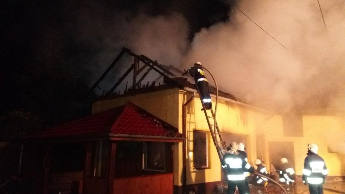 Groźny pożar w Długomiłowicach. Ogień gasiło blisko 40 strażaków. ZDJĘCIA