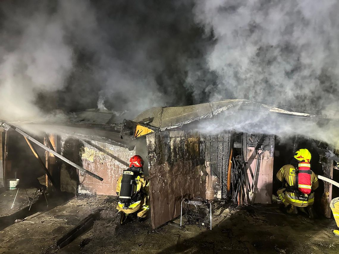 Groźny pożar w Starym Koźlu. Spłonął budynek gospodarczy i samochód
