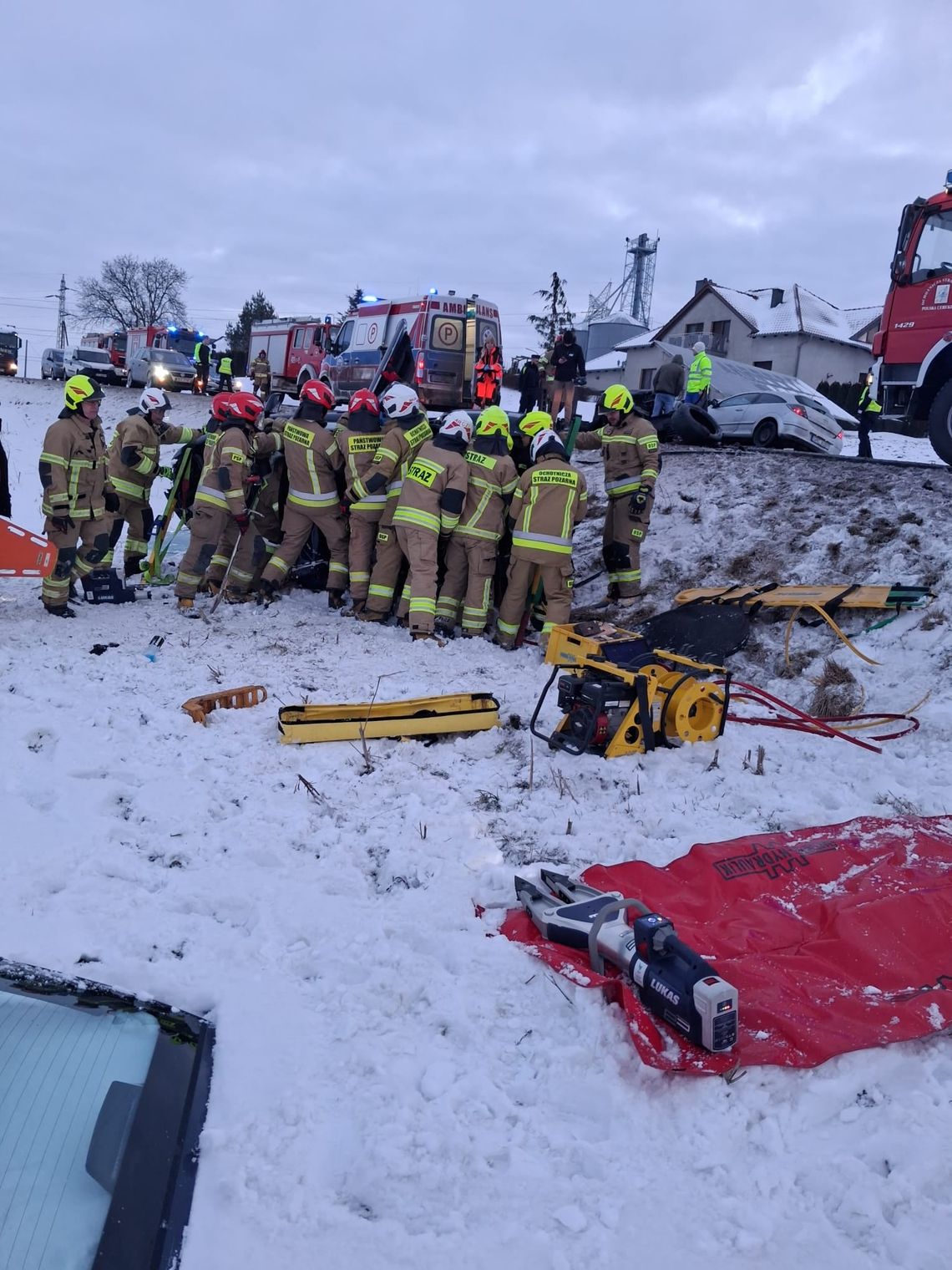 Groźny wypadek na wysokości Polskiej Cerekwi. Trzy samochody zderzyły się, droga całkowicie zablokowana
