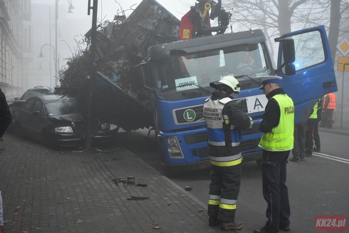 Groźny wypadek w Koźlu. Ciężarówka przewróciła się na osobówki, miażdżąc auta naczepą. ZDJĘCIA