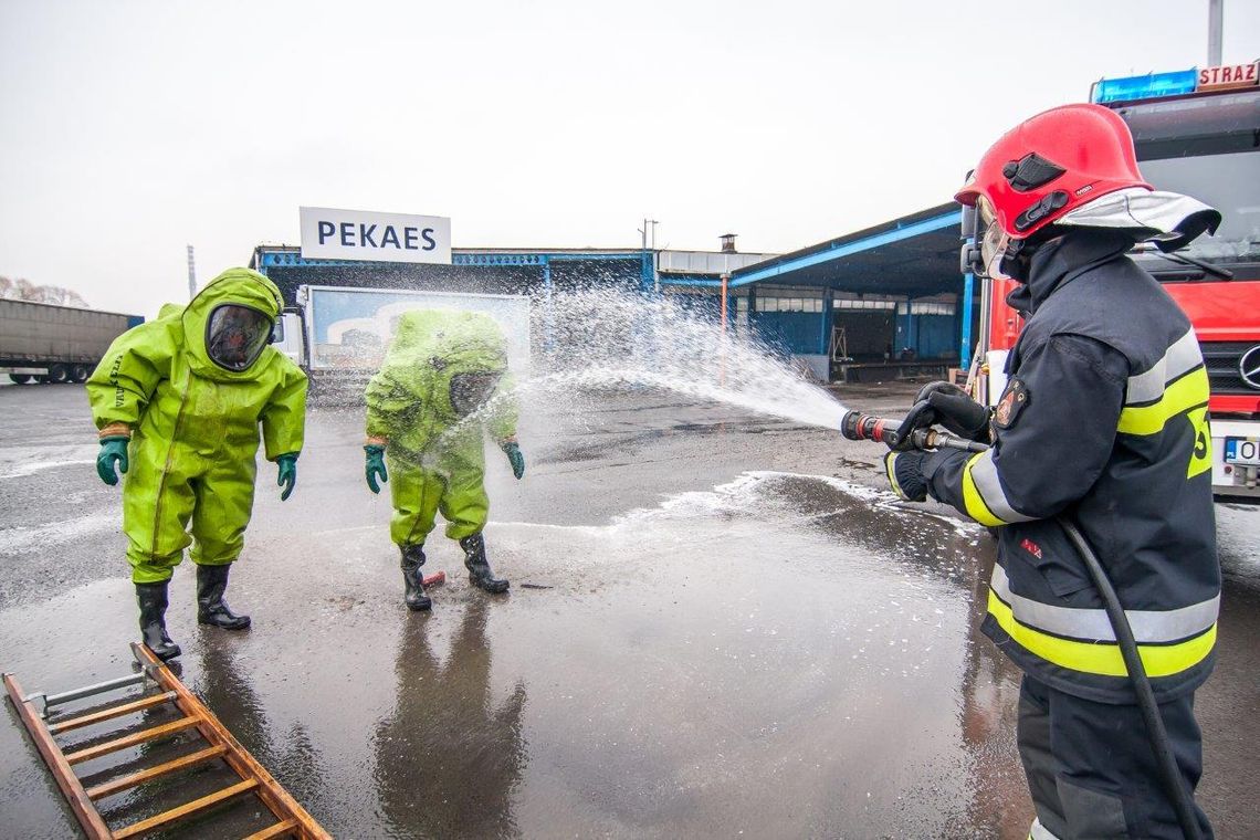 Grupa ratownictwa chemicznego z Kędzierzyna-Koźla wezwana do wycieku chemikaliów w Opolu. ZDJĘCIA