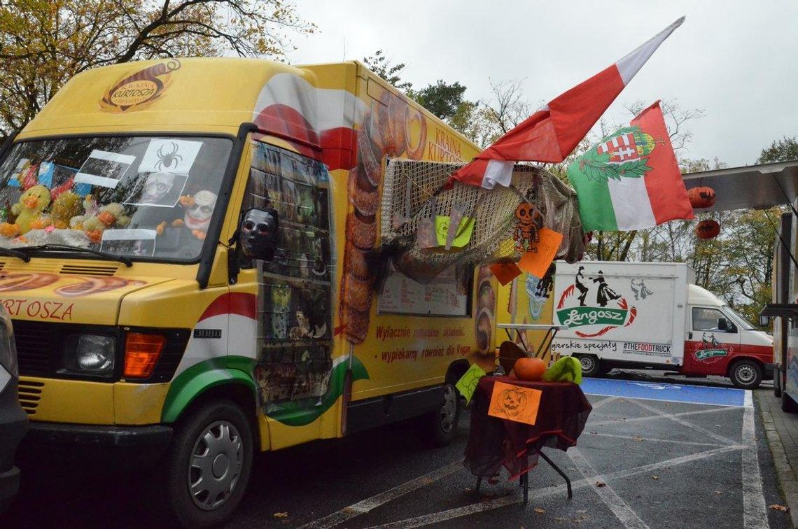 Halloweenowy zlot food trucków. Furgonetki z jedzeniem zaparkowały przed kinem Chemik. ZDJĘCIA