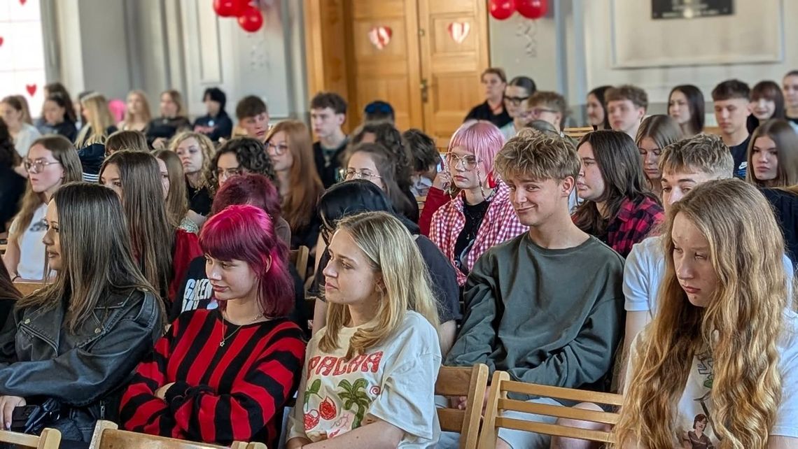 Hejt zostawia ślady. W I LO ruszyła akcja, która ma nauczyć młodych reagować, zanim będzie za późno Hejt zostawia ślady. W I LO ruszyła akcja, która ma nauczyć młodych reagować, zanim będzie za późno