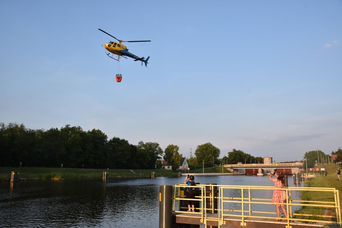 Helikoper gaśniczy pomagał strażakom w ugaszeniu pożaru między Śródmieściem a Azotami. Fotorelacja Helikoper gaśniczy pomagał strażakom w ugaszeniu pożaru między Śródmieściem a Azotami. Fotorelacja