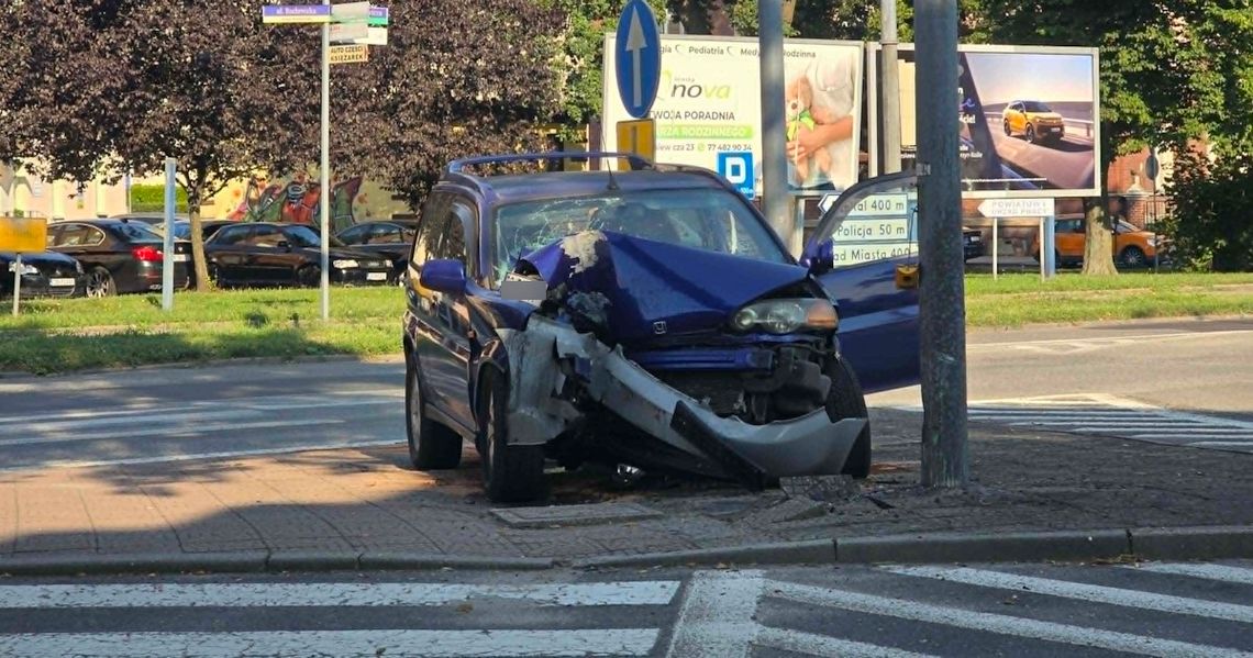 Honda uderzyła w sygnalizator świetlny. Kierowca został zabrany do szpitala Honda uderzyła w sygnalizator świetlny. Kierowca został zabrany do szpitala