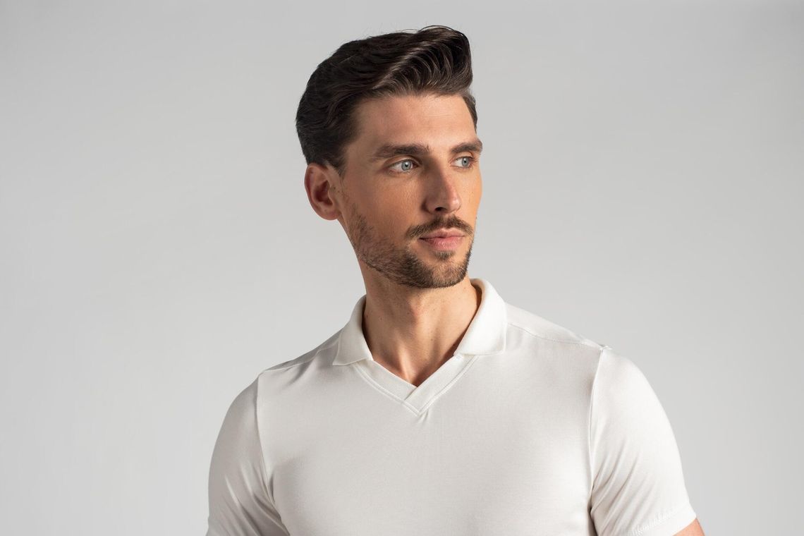 Idealny biały męski T-shirt męski – jak znaleźć model, który nie prześwituje?