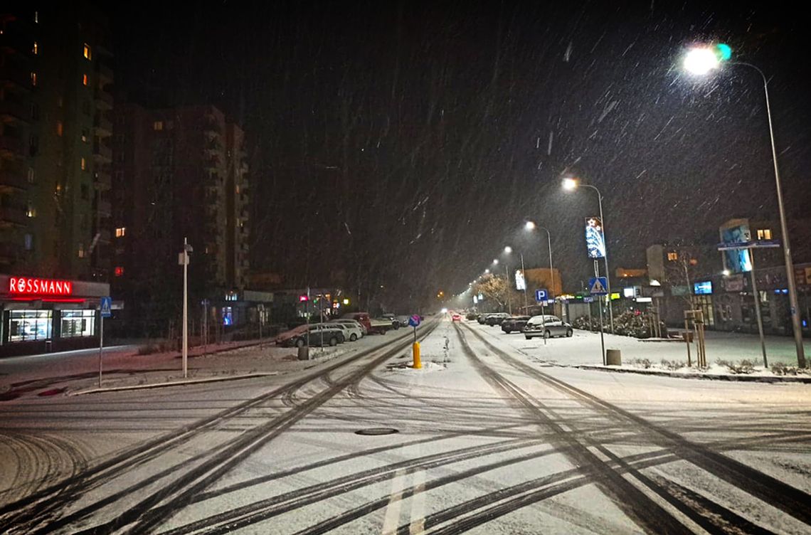 Intensywne opady śniegu oraz zamiecie śnieżne. Meteorolodzy wydali ostrzeżenie dla mieszkańców naszego powiatu