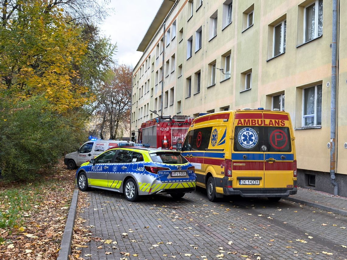 Interwencja służb przy ulicy 1 Maja. Zagrożone było życie mężczyzny Interwencja służb przy ulicy 1 Maja. Zagrożone było życie mężczyzny
