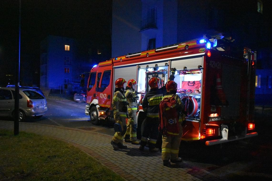 Interwencja służb w bloku na Pogorzelcu. Niestety, na ratunek było za późno