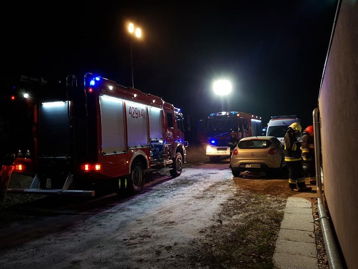 Interwencja służb w Cisowej. Strażacy otworzyli dom i udzielili pomocy dwóm mężczyznom