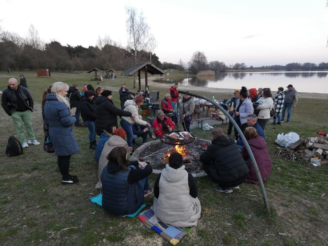 Iskry sypały się nie tylko z ogniska. Blisko 50 osób na spotkaniu Klubu Singli
