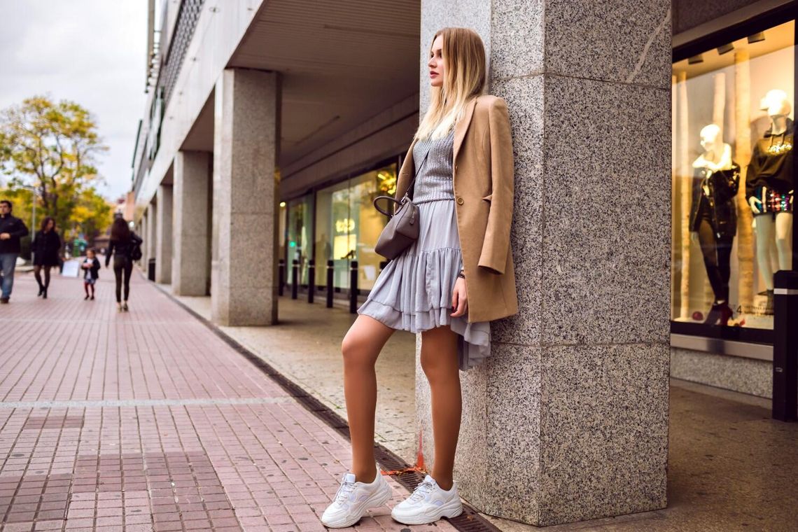 Jak nosić sneakersy damskie do sukienki i jeansów? Modne stylizacje w najlepszym wydaniu