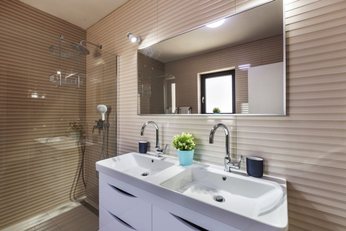 Jak oświetlić lustro w łazience? Sprawdź nasz praktyczny poradnik!