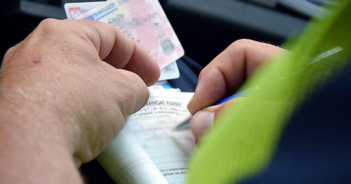 Jechał fiatem bez badań, a do tego miał sądowy zakaz. Wpadł, bo nie zapiął pasów bezpieczeństwa