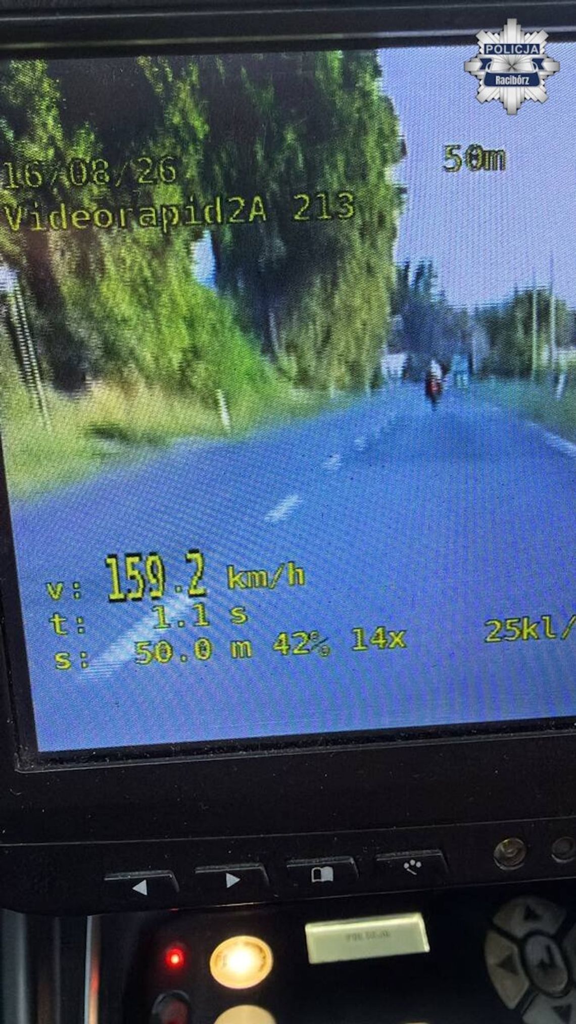 Jechał motocyklem z prędkością 159 km/h w terenie zabudowanym. 38-latek stracił prawo jazdy Jechał motocyklem z prędkością 159 km/h w terenie zabudowanym. 38-latek stracił prawo jazdy