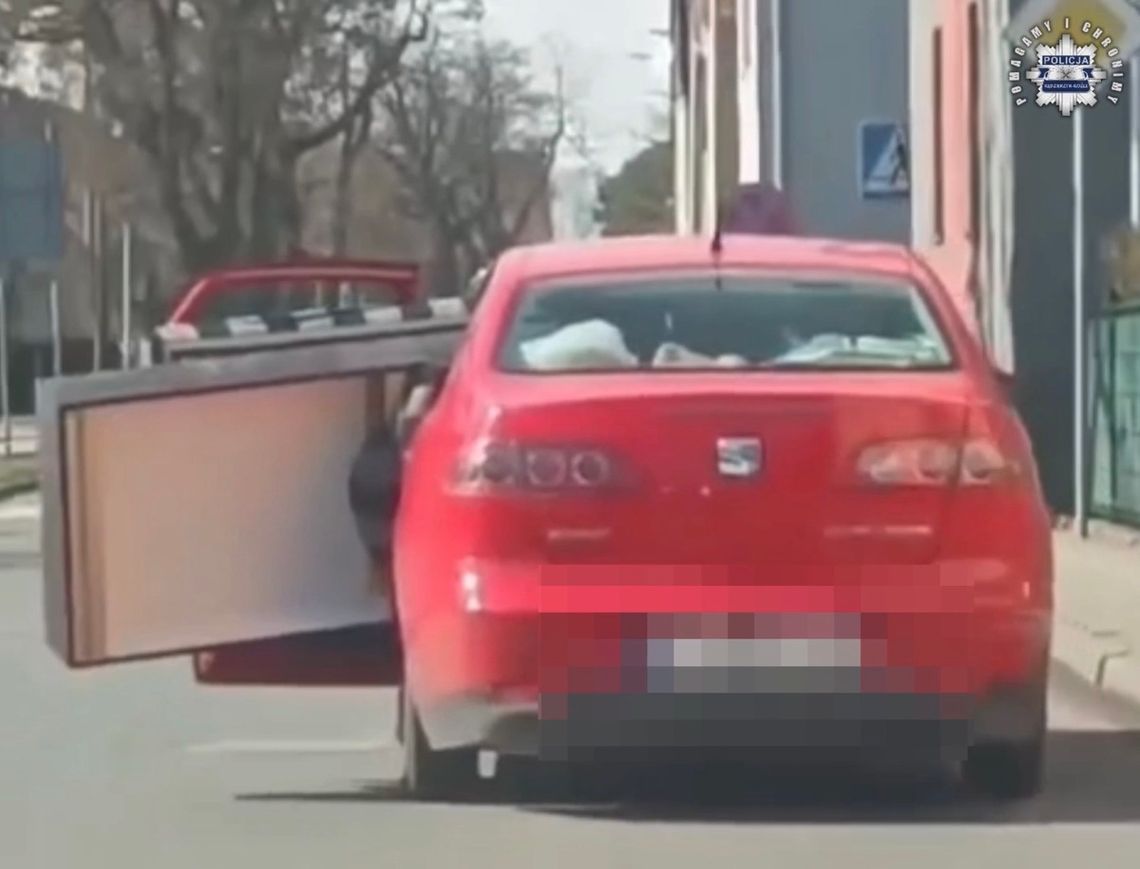 Jechała z otwartymi drzwiami i wystającą kanapą. Policja dostała nagranie. Kobieta została ukarana