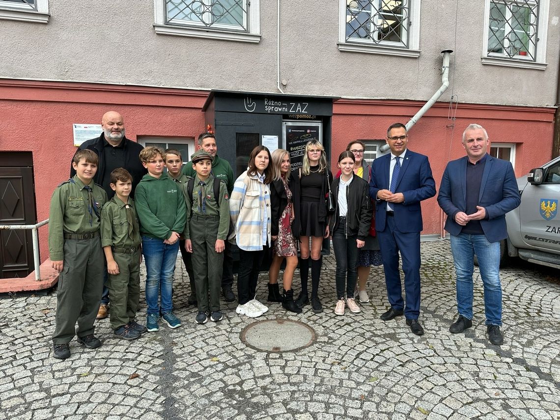 Jedzenie nie musi trafić do kosza. Przy starostwie powiatowym stanęła społeczna lodówka