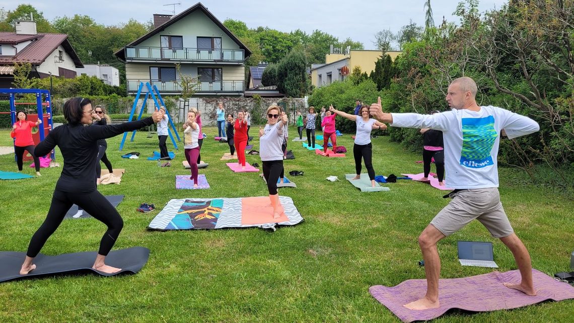 Joga na trawie na osiedlowym placu zabaw. Już w sobotę na Kuźniczkach spotkanie otwarte dla wszystkich