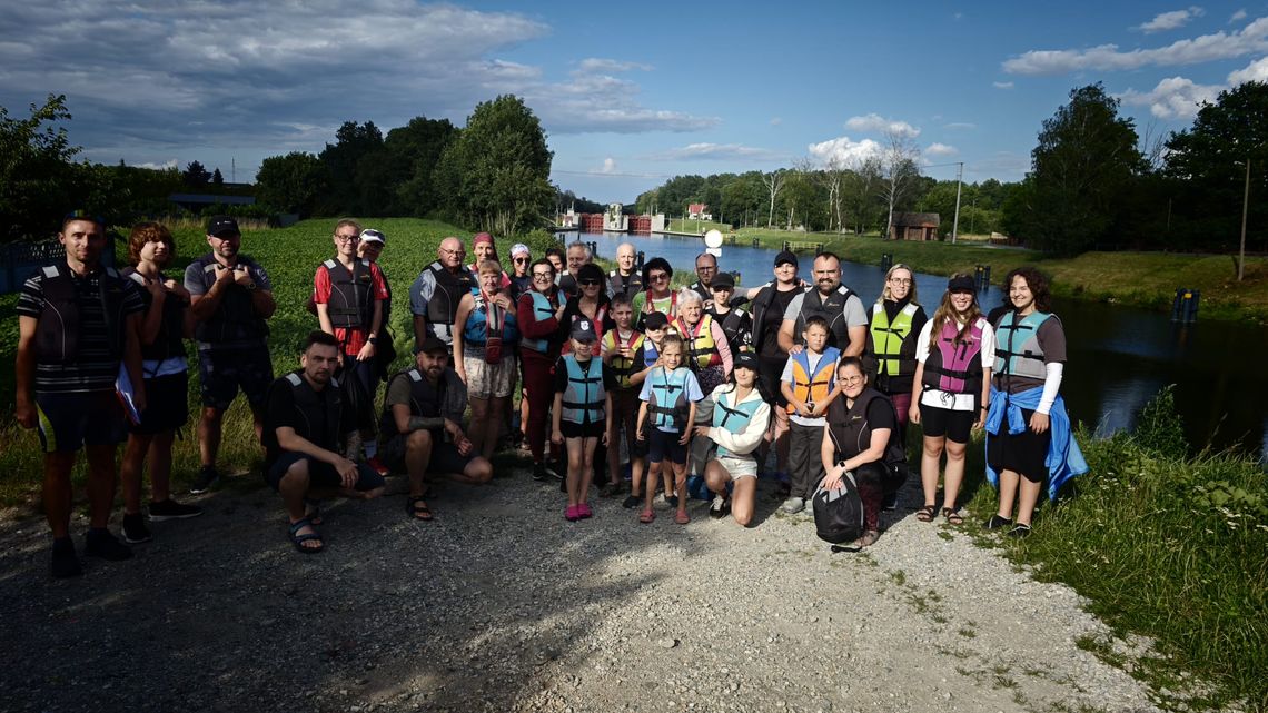 Kajaki, regaty i integracja. Rada Osiedla Piastów zabrała mieszkańców na spływ kajakowy Kajaki, regaty i integracja. Rada Osiedla Piastów zabrała mieszkańców na spływ kajakowy