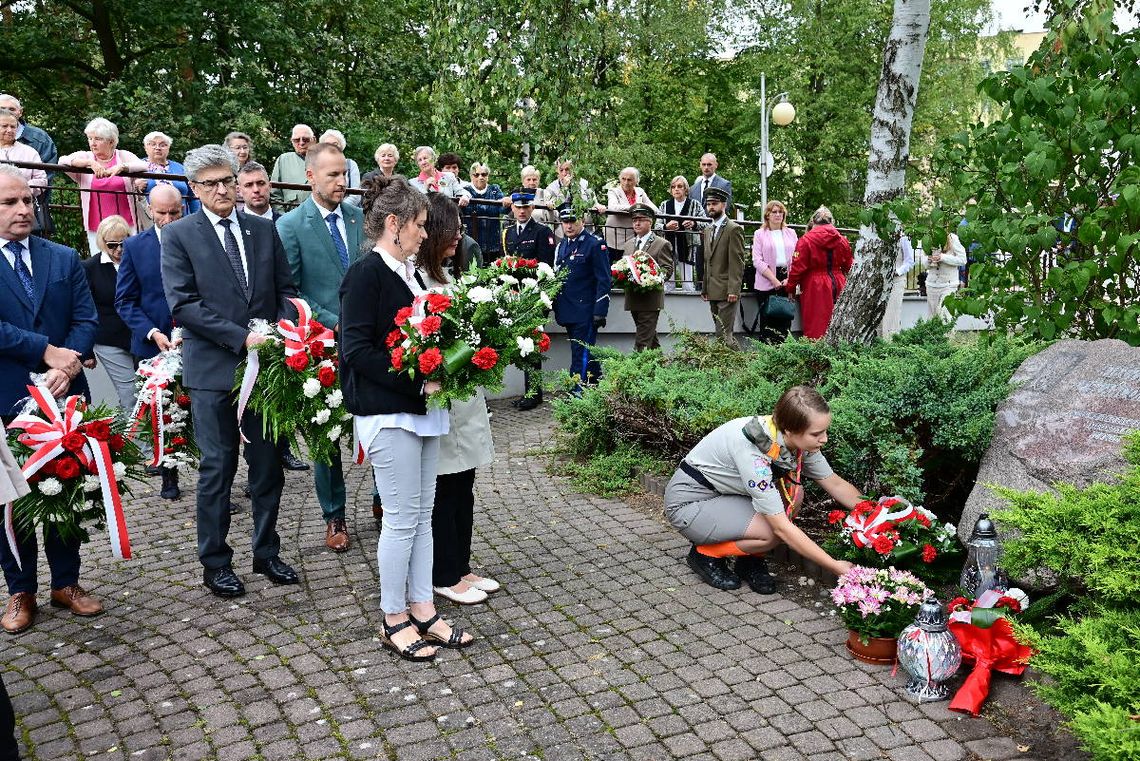 Kędzierzyn-Koźle uczcił pamięć ofiar sowieckiej agresji i deportacji na Sybir Kędzierzyn-Koźle uczcił pamięć ofiar sowieckiej agresji i deportacji na Sybir