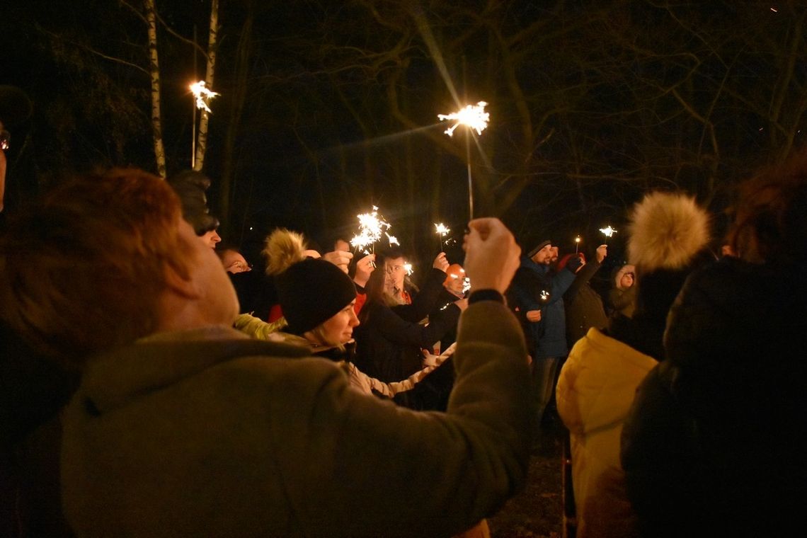 Kędzierzyn-Koźle wysłał "Światełko do nieba". Zimne ognie i kiełbaski z ogniska