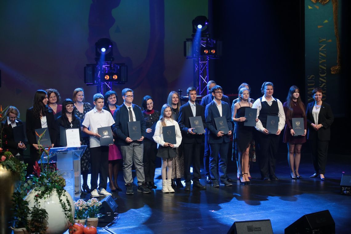 Mamy nowych "Prymusów Opolszczyzny". Uczniowie i nauczyciele z Kędzierzyna-Koźla wyróżnieni za swoje osiągnięcia Mamy nowych "Prymusów Opolszczyzny". Uczniowie i nauczyciele z Kędzierzyna-Koźla wyróżnieni za swoje osiągnięcia