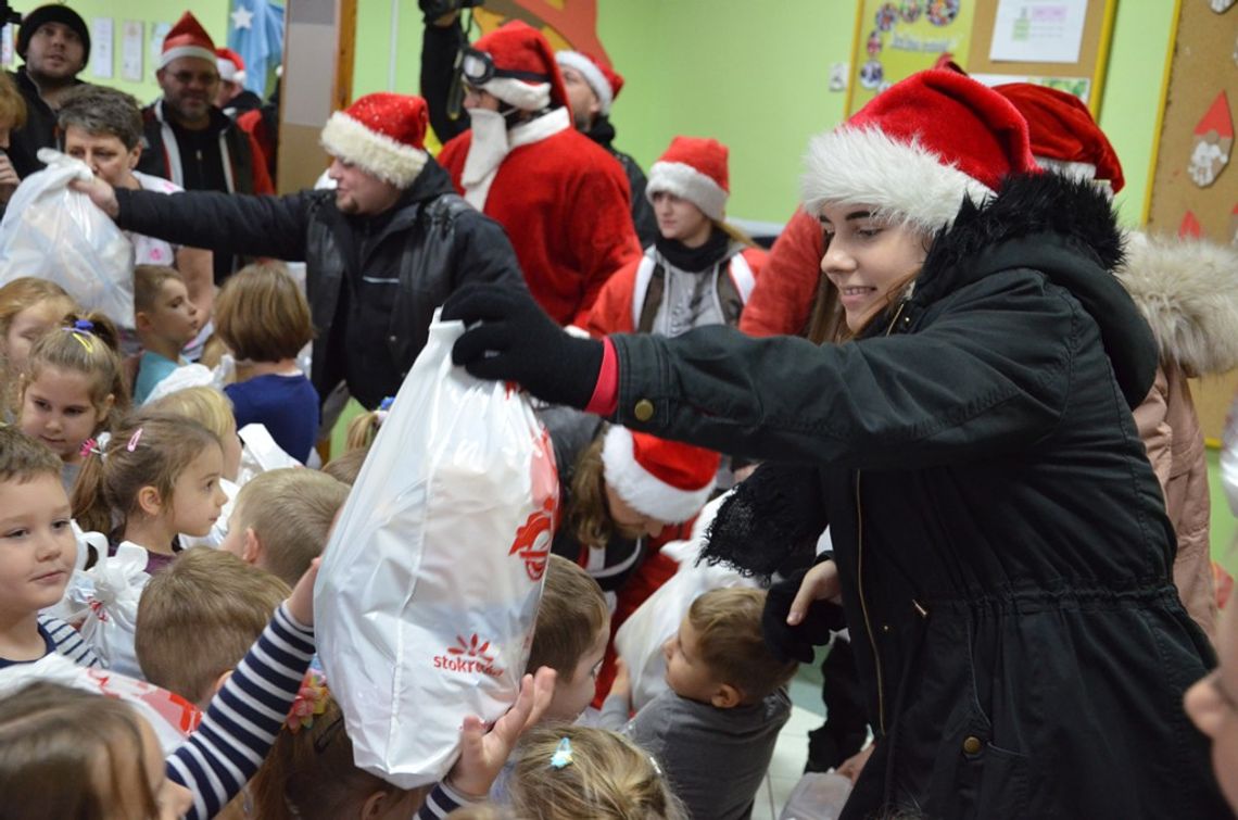 Kędzierzyńscy motocykliści znów pomagają Mikołajowi. Dzieciaki są zachwycone. FOTOREPORTAŻ