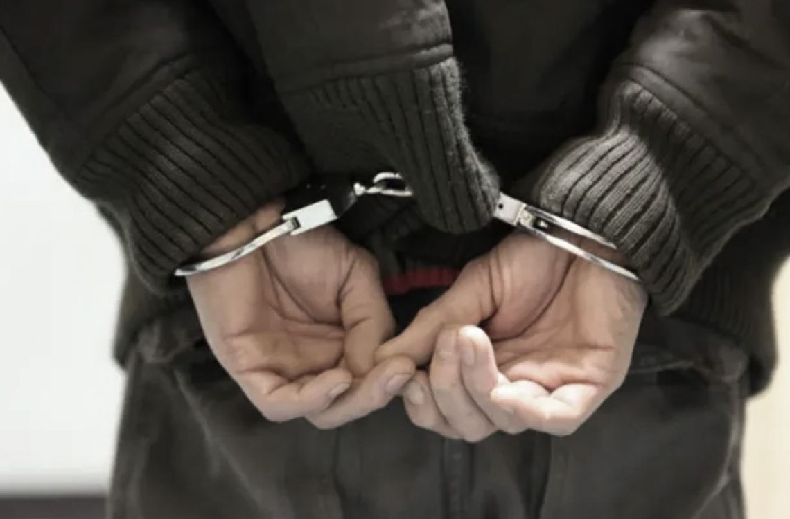 Kędzierzyńscy policjanci zatrzymali poszukiwanego złodzieja. Ukradł alkohol wart 14 tysięcy złotych