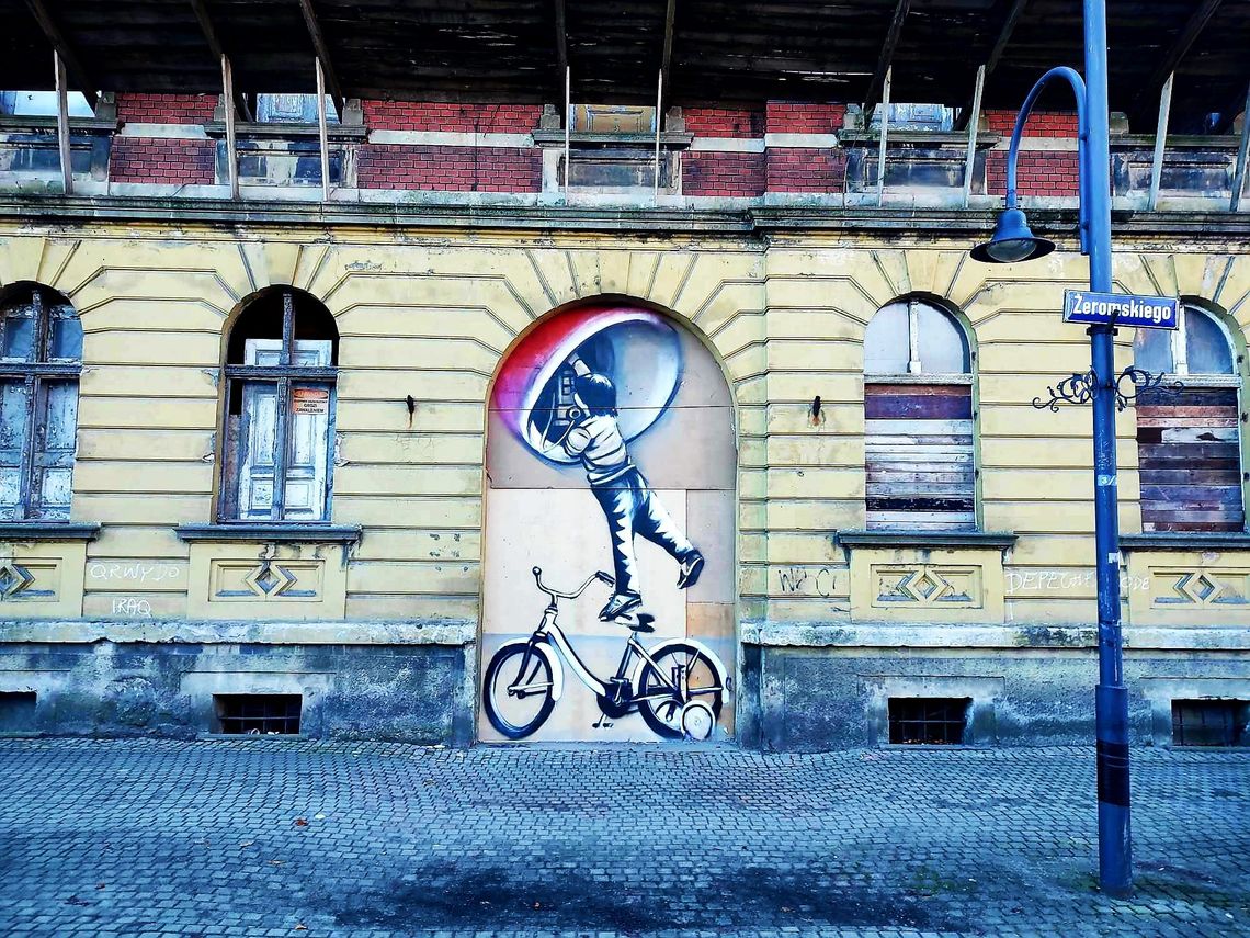 Kędzierzyńsko-kozielski "Banksy" znowu pokazał swój talent. Nowy mural ozdobił starą kamienicę na ulicy Żeromskiego
