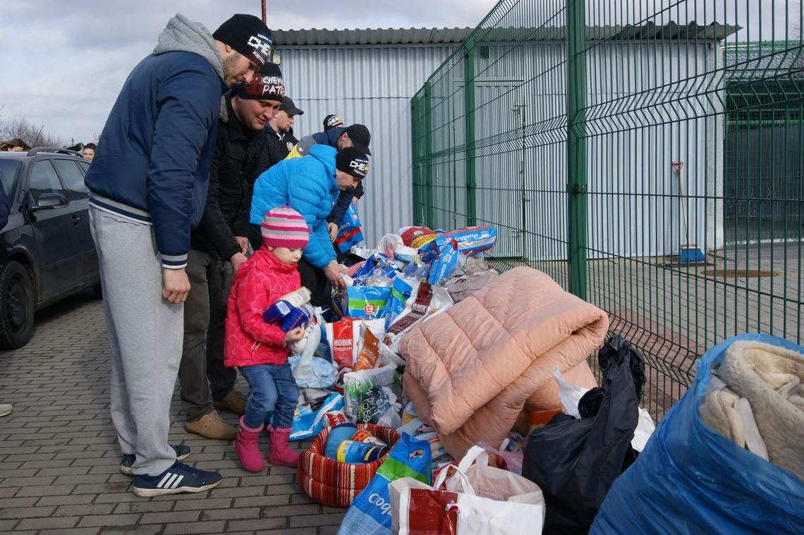 Kibice Chemika przekazali dary dla zwierząt z kędzierzyńskiego schroniska. ZDJĘCIA