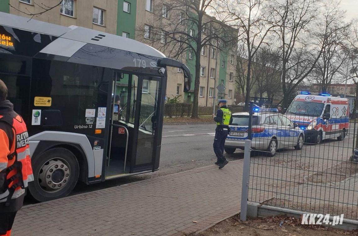 Kierowca autobusu nie zauważył pieszego na przejściu dla pieszych. Potrącenie w Śródmieściu