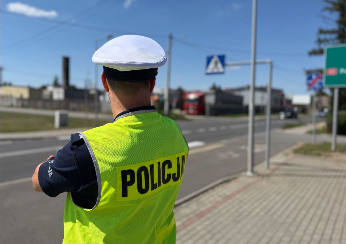 Kierowca bez prawa jazdy jeździł Skodą po chodniku. Został zatrzymany przez policję Kierowca bez prawa jazdy jeździł Skodą po chodniku. Został zatrzymany przez policję