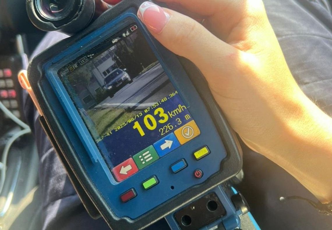 Kierowca BMW jechał przez wieś z prędkością 103 km/h. Policjanci zatrzymali mu prawo jazdy