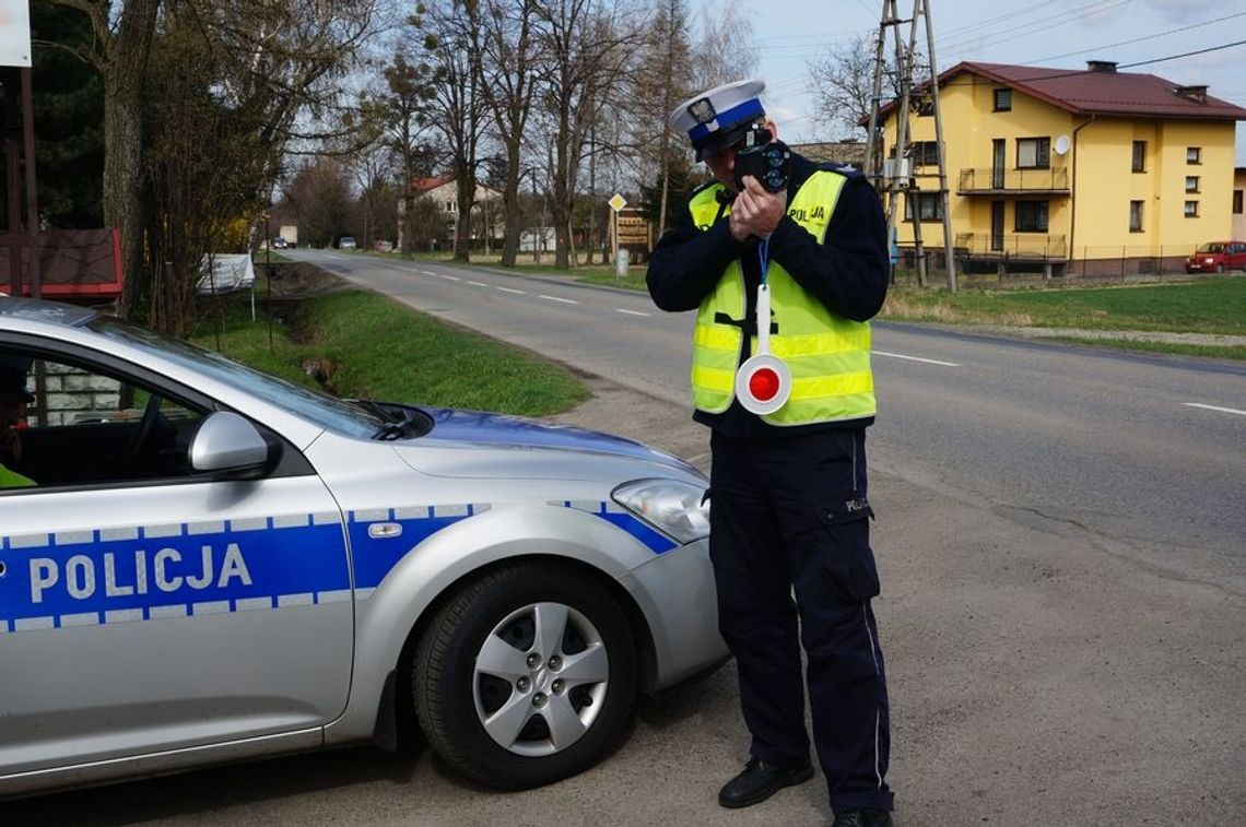 Kierowca BMW pędził przez wieś dwukrotnie przekraczając prędkość. Trafił na patrol drogówki