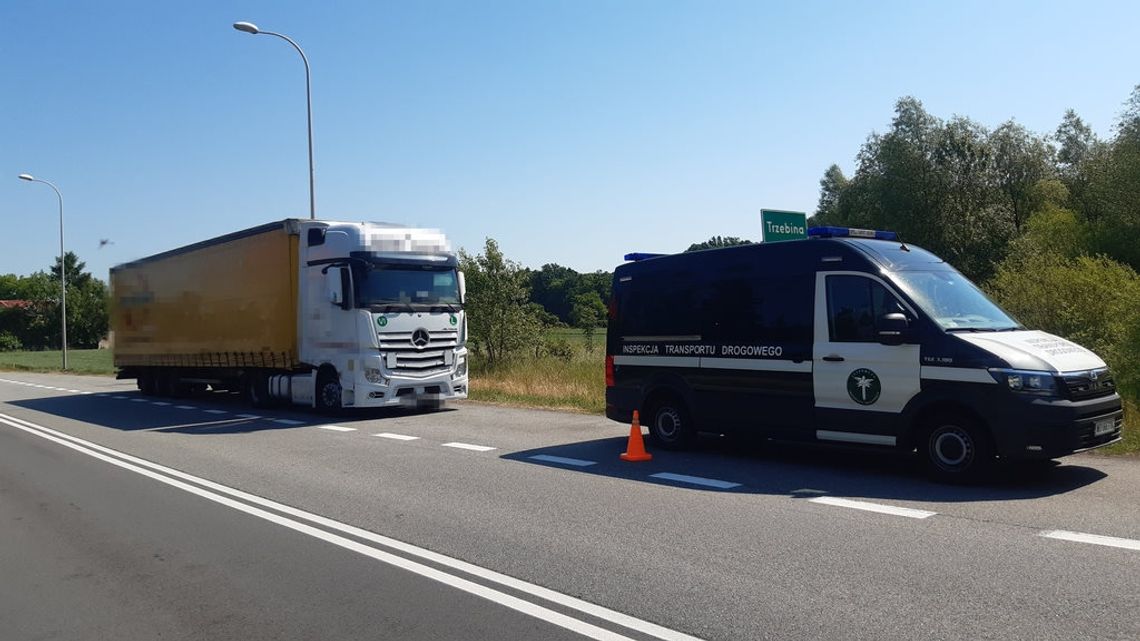 Kierowca ciężarówki notorycznie wyciągał kartę z tachografu. Inspektorzy nałożyli blisko 12 tys. zł kary