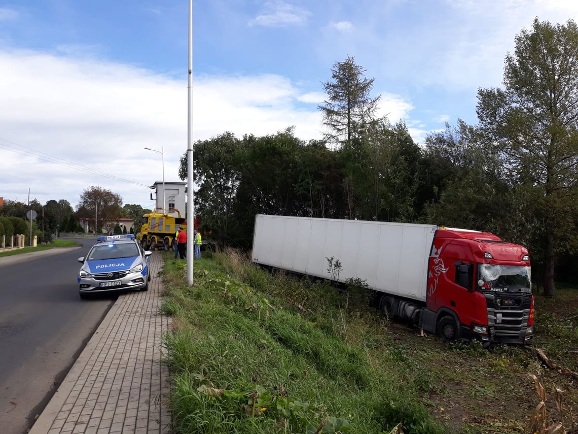 Kierowca ciężarówki stracił panowanie nad pojazdem i zjechał do rowu. Trwa wyciąganie samochodu