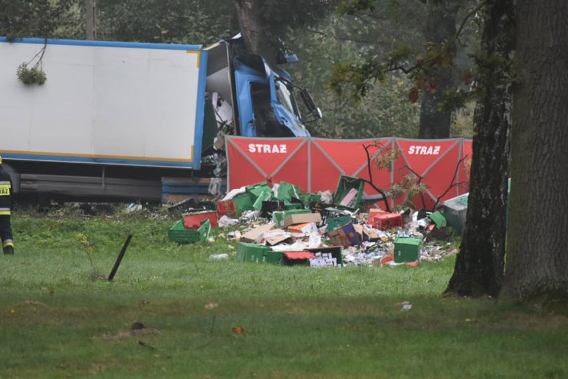 Kierowca ciężarówki zginął po uderzeniu w drzewo. Śmiertelny wypadek za Sławięcicami