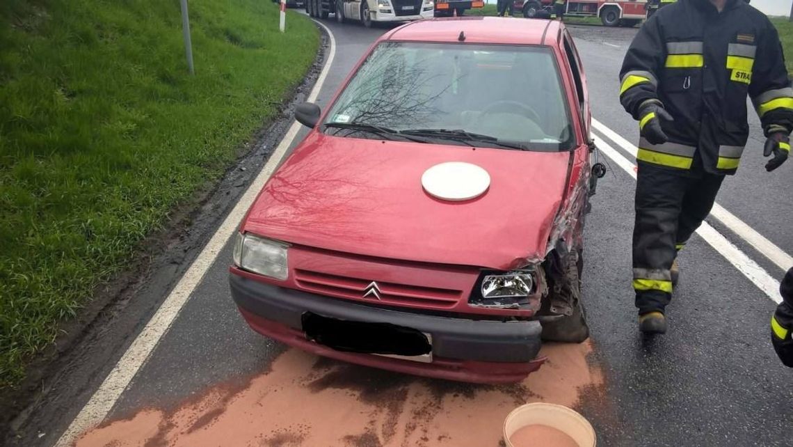 Kierowca citroena zjechał na przeciwległy pas i zderzył się z ciężarówką. Kolizja na drodze krajowej nr 45